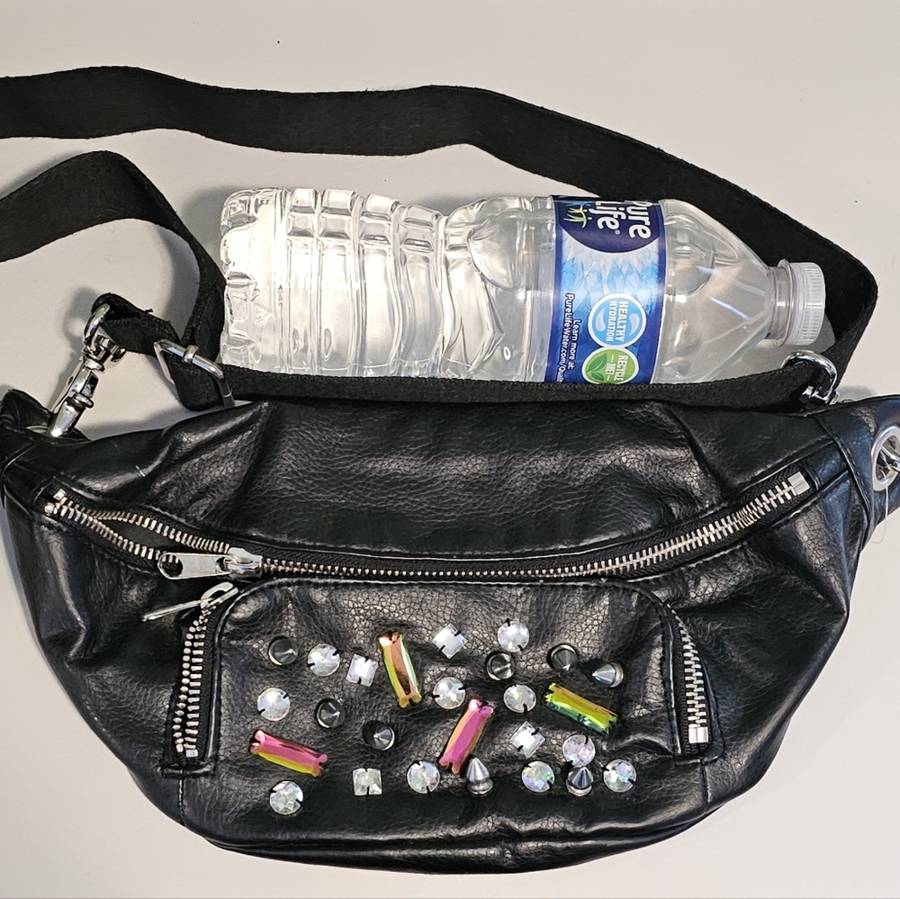NWOT Vegan leather Fanny pack Divided H&M - Picture 4 of 4